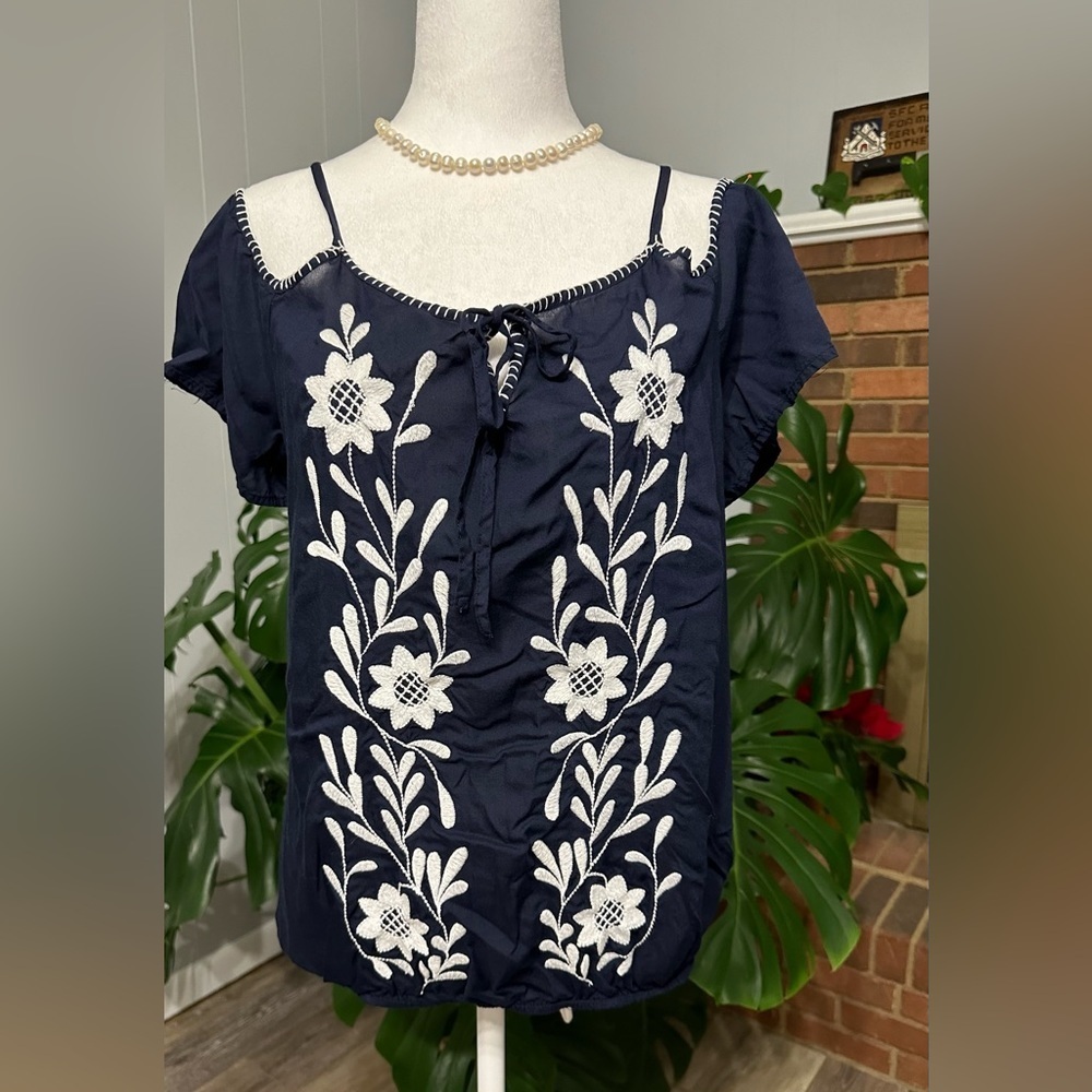 🛍️ Bass 100% modal soft and embroidered top great condition.